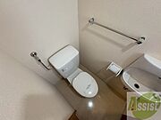 トイレです。タオル掛けもついて便利ですね