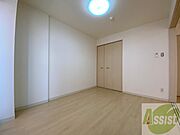 寝室はこちらです。光が差し込む、温かみのあるお部屋です。