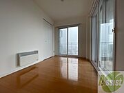 寝室はこちらです。光が差し込む、温かみのあるお部屋です。
