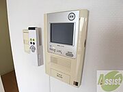TVモニター付インターホンです。来客者の顔が見えるので安心！