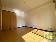 別角度から寝室を撮ってみました。家具の配置もしやすそう。
