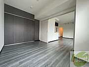 別角度から寝室を撮ってみました。家具の配置もしやすそう。