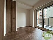 寝室はこちらです。光が差し込む、温かみのあるお部屋です。