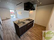 リビングが見渡せる対面キッチンになってます。