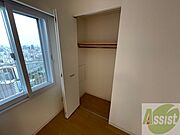 こちらの収納にはハンガーをかけて服もしまえますね。