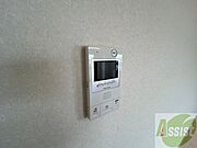 TVモニター付インターホンです。来客者の顔が見えるので安心！