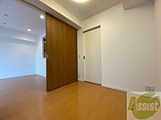 寝室はこちらです。光が差し込む、温かみのあるお部屋です。
