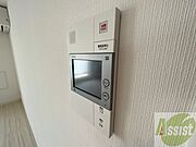 TVモニター付インターホンです。来客者の顔が見えるので安心！