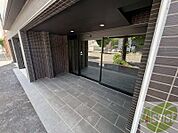 前面道路、建物周り等　完成予想パース