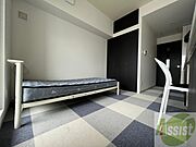 寝室はこちらです。光が差し込む、温かみのあるお部屋です。