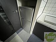 キッチン横には冷蔵庫を置けるスペースがありますね。
