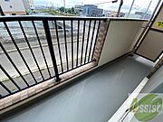 バルコニーです。洗濯物を干したり一息ついたりできますね！