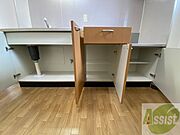 キッチン下の棚に台所用品や食器などを入れることができます