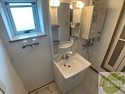独立洗面台です。大きくてよいですね。シャンプーもできます。