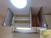 キッチン上部の棚に台所用品や食器などを入れることができます。