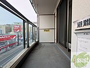 バルコニーです。洗濯物を干したり一息ついたりできますね！