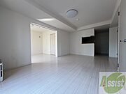 リビングです。白を基調としていてお部屋全体が明るいですね！