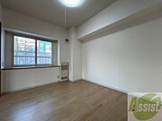 こちらのお部屋は光が差し込む、温かみのあるお部屋です。