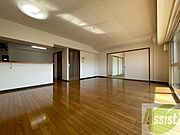 リビングを別角度から撮ってみました。家具の配置もしやすそう。