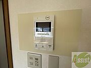 TVモニター付インターホンです。来客者の顔が見えるので安心！