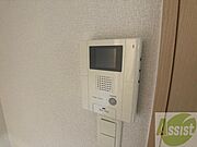 TVモニター付インターホンです。来客者の顔が見えるので安心！
