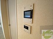 TVモニター付インターホンです。来客者の顔が見えるので安心！