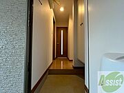 玄関の様子です。明るい印象ですね。気分もあがりそう。