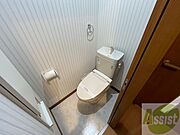 こちらはトイレです。清潔感があり、安心して使用できます。
