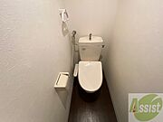 こちらはトイレです。清潔感があり、安心して使用できます。