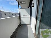 バルコニーです。洗濯物を干すもよし、一息つくもよしですね。