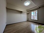 寝室はこちらです。光が差し込む、温かみのあるお部屋です。