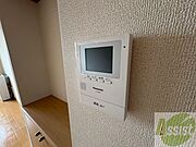 TVモニター付インターホンです。来客者の顔が見えるので安心！