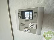 TVモニター付インターホンです。来客者の顔が見えるので安心！