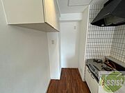 キッチンのとなりには冷蔵庫を置けるスペースがありますね。