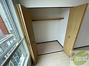 クローゼットを開けてみました。奥行きがありますね。