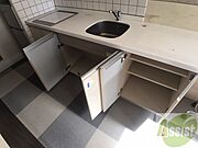キッチン下の棚を開けてみました！食品ストック等をしまえます。