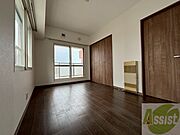 寝室はこちらです。光が差し込む、温かみのあるお部屋です。