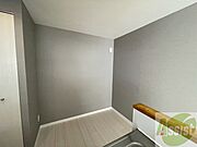 キッチン後ろには冷蔵庫を置けるスペースがありますね。
