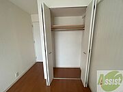 洋室にあった収納。荷物がたくさんあっても大丈夫。