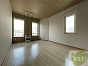 木目のフローリングが落ち着くお部屋ですね。