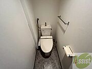 こちらはトイレです。清潔感があり、安心して使用できます。