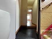 玄関の様子です。明るい印象ですね。気分もあがりそう。