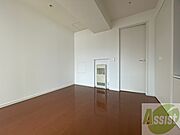 寝室はこちらです。光が差し込む、温かみのあるお部屋です。