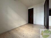 別角度から寝室を撮ってみました。家具の配置もしやすそう。
