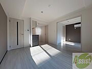 白を基調とした明るい印象のお部屋になっています！