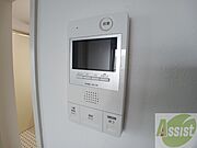 TVモニター付インターホンです。来客者の顔が見えるので安心！