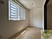 洋室は白いクロスにブラウンの建具が映えますね～