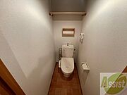 こちらはトイレです。清潔感があり、安心して使用できます。