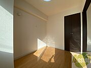 寝室を別角度から撮りました。どう家具を配置しますか？