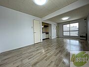 木目のフローリングは落ち着きのある印象のお部屋になりますね。